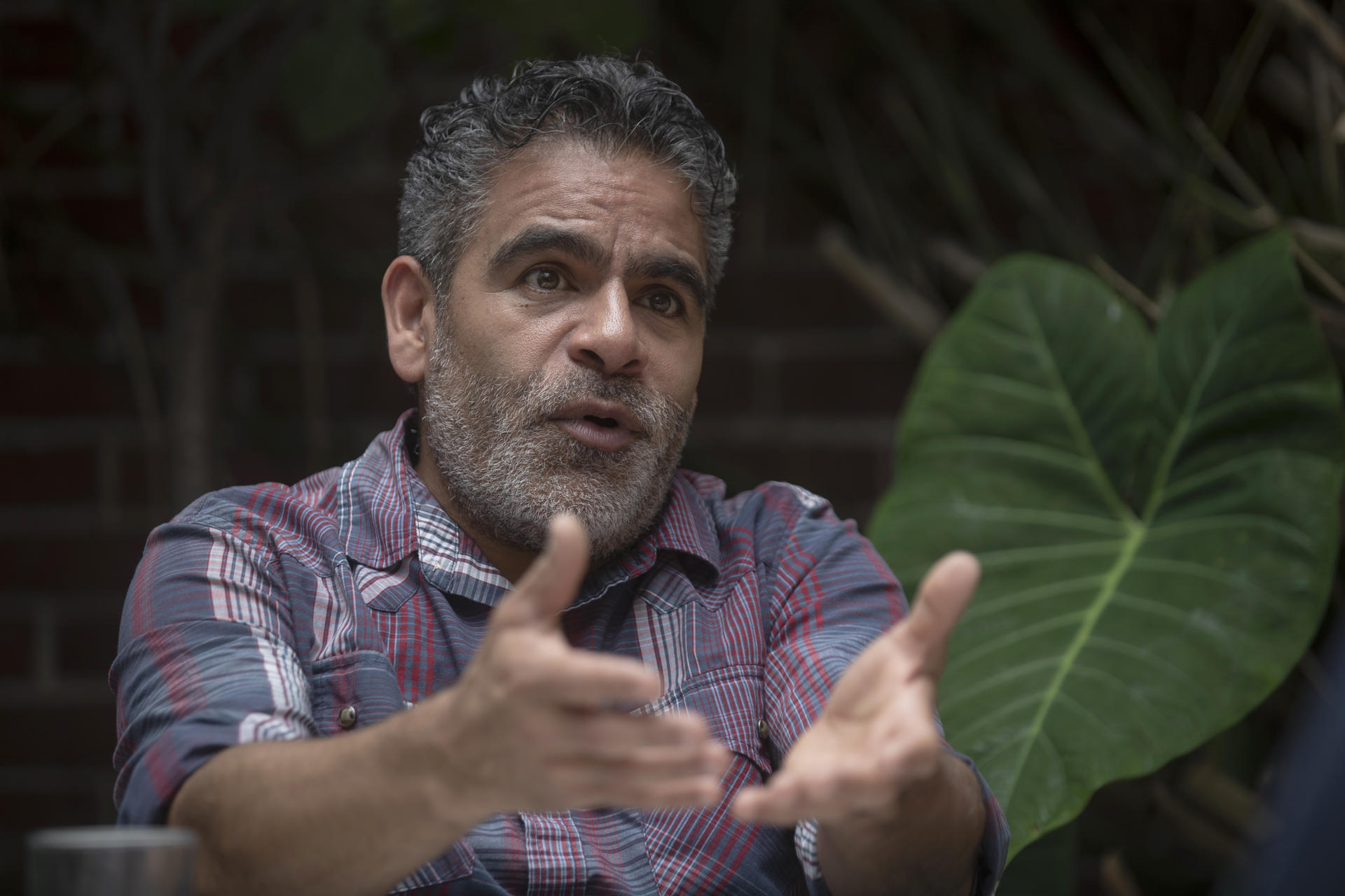 El actor mexicano Adrián Vázquez, participa durante una entrevista con EFE, este martes en Ciudad de México (México). EFE/Isaac Esquivel