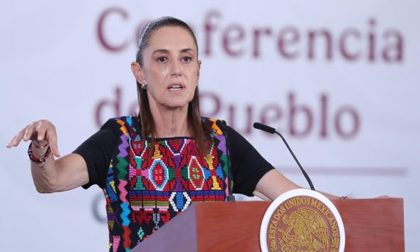La presidenta de México, Claudia Sheinbaum, habla durante una rueda de prensa este miércoles en el Palacio Nacional de la Ciudad de México (México). EFE/Mario Guzmán