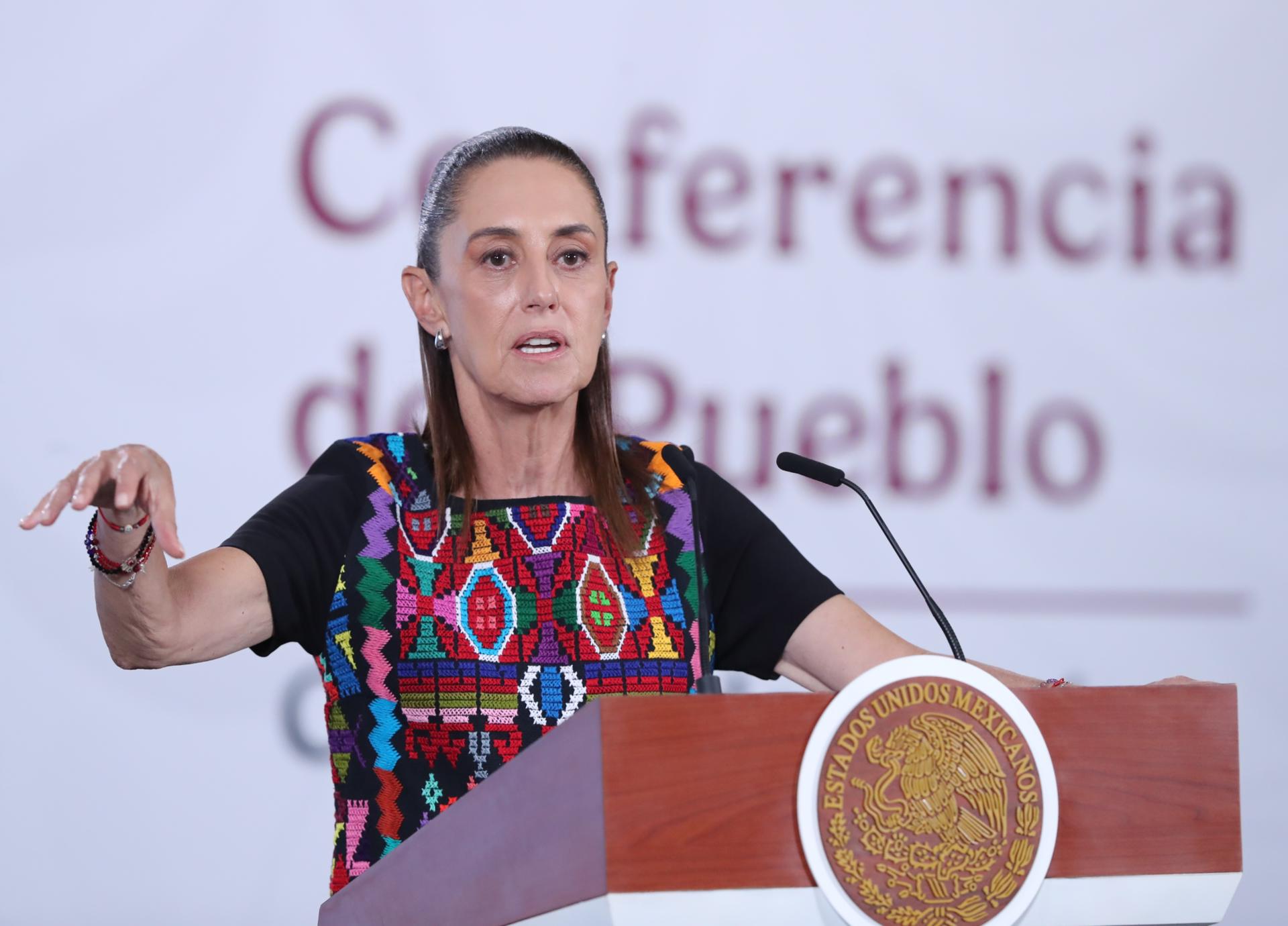 La presidenta de México, Claudia Sheinbaum, habla durante una rueda de prensa este miércoles en el Palacio Nacional de la Ciudad de México (México). EFE/Mario Guzmán