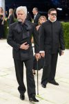 El cantante de reguetón puertorriqueño Bad Bunny (i) posa este lunes, durante la alfombra blanca de la Met Gala en Nueva York (Estados Unidos). EFE/ Octavio Guzmán

