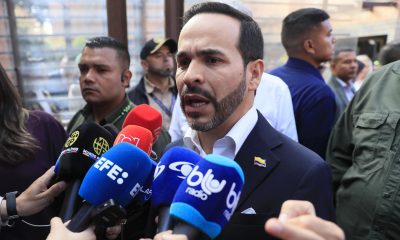El candidato a la Presidencia de Colombia Abelardo de la Espriella habla con periodistas durante un acto de campaña en la Universidad Sergio Arboleda este martes, en Bogotá (Colombia). EFE/ Carlos Ortega