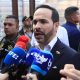 El candidato a la Presidencia de Colombia Abelardo de la Espriella habla con periodistas durante un acto de campaña en la Universidad Sergio Arboleda este martes, en Bogotá (Colombia). EFE/ Carlos Ortega