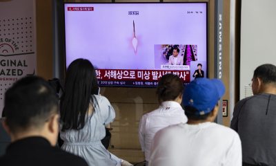 Seúl (Corea del Sur), 26/05/2026.- Varias personas ven las noticias en una pantalla de televisión en una estación de Seúl, Corea del Sur, el 26 de mayo de 2026.
EFE/EPA/JEON HEON-KYUN