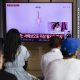 Seúl (Corea del Sur), 26/05/2026.- Varias personas ven las noticias en una pantalla de televisión en una estación de Seúl, Corea del Sur, el 26 de mayo de 2026.
EFE/EPA/JEON HEON-KYUN