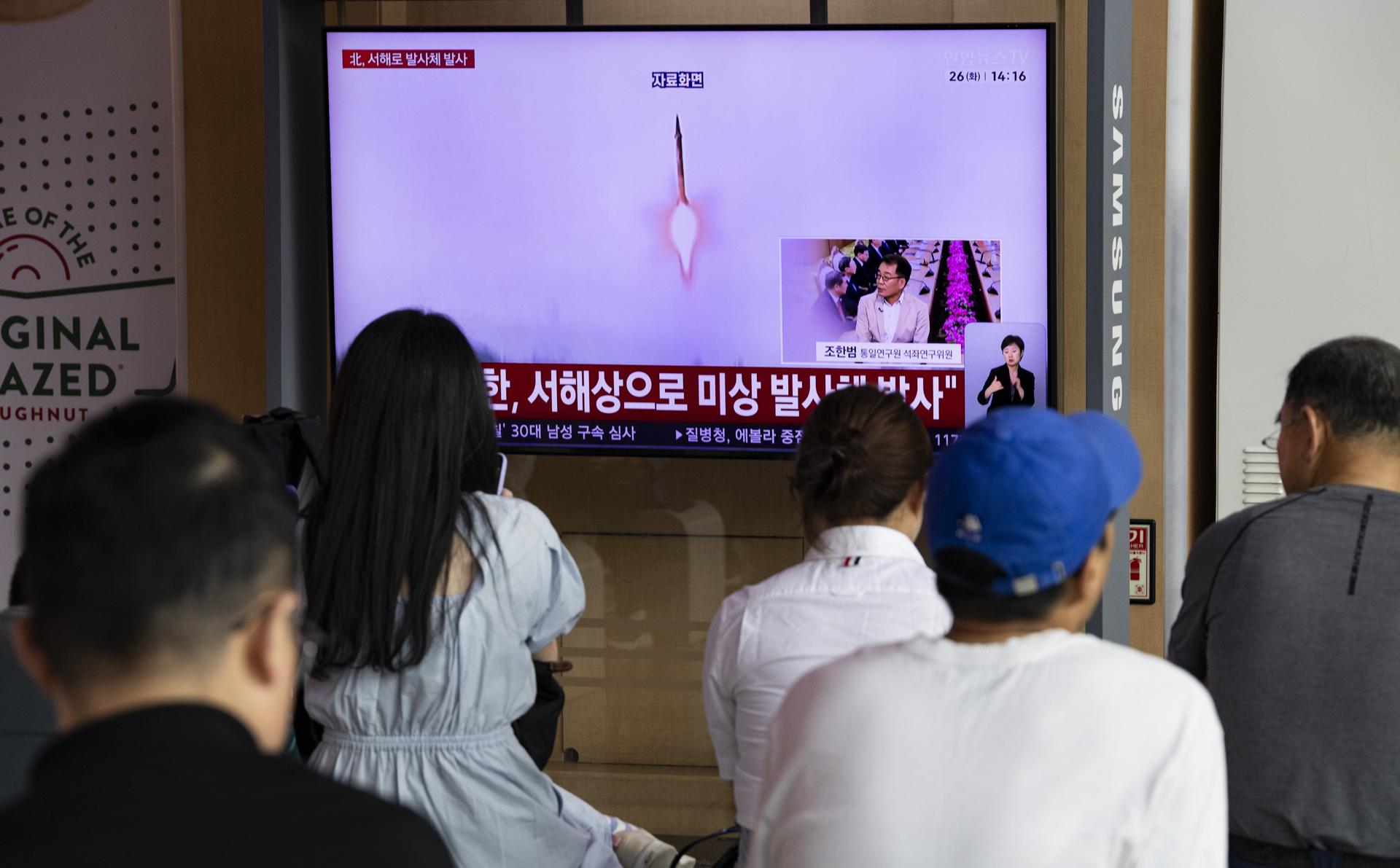 Seúl (Corea del Sur), 26/05/2026.- Varias personas ven las noticias en una pantalla de televisión en una estación de Seúl, Corea del Sur, el 26 de mayo de 2026.
EFE/EPA/JEON HEON-KYUN