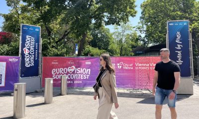 Vista de los preparativos para el Festival de la Canción de Eurovisión este sábado, en Viena. El Festival de la Canción de Eurovisión arranca mañana, domingo, en Viena, su edición más polémica en años, sin la participación de España y otros cuatro países por la presencia de Israel, y con más seguridad, menos banderas y una ciudad preparada tanto para la fiesta como para protestas. El pistoletazo de salida llega el domingo con la tradicional 'alfombra turquesa', el desfile de los cantantes de los 35 países que se presentan en el concurso. EFE/ Sara Corsellas