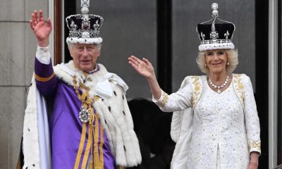 London (United Kingdom), 06/05/2023.- Britain's King Charles III (L) and Queen Camilla wave from the balcony of Buckingham Palace following their Coronation in London, Britain, 06 May 2023. The appearance on the balcony is to greet the crowds who have gathered in The Mall and to watch a fly past. (Reino Unido, Londres) EFE/EPA/Neil Hall
LONDRES (REINO UNIDO), 20/12/2023.- El rey Carlos II de Inglaterra y la reina Camila (d) saludan desde el balcón de Buckinhgam Palace durante su coronación en Londres, Reino Unido, el 6 de mayo de 2023. EFE/ Neil Hall