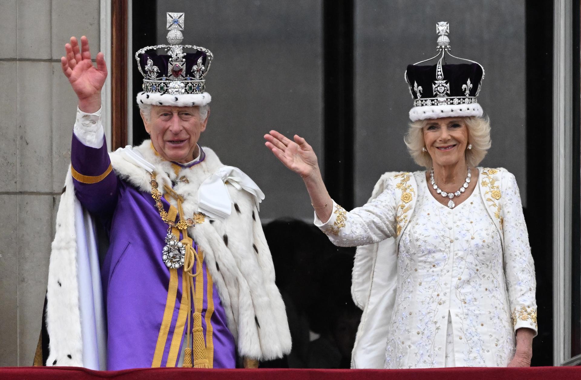 London (United Kingdom), 06/05/2023.- Britain's King Charles III (L) and Queen Camilla wave from the balcony of Buckingham Palace following their Coronation in London, Britain, 06 May 2023. The appearance on the balcony is to greet the crowds who have gathered in The Mall and to watch a fly past. (Reino Unido, Londres) EFE/EPA/Neil Hall
LONDRES (REINO UNIDO), 20/12/2023.- El rey Carlos II de Inglaterra y la reina Camila (d) saludan desde el balcón de Buckinhgam Palace durante su coronación en Londres, Reino Unido, el 6 de mayo de 2023. EFE/ Neil Hall