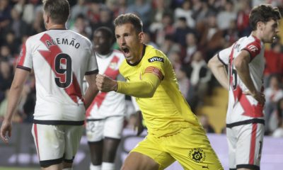 El delantero uruguayo del Girona Cristhian Stuani celebra su gol durante el partido de la jornada 35 de LaLiga EA Sports que disputaron Rayo Vallecano y Girona FC este lunes en el Estadio de Vallecas, en Madrid. EFE/ Juanjo Martín