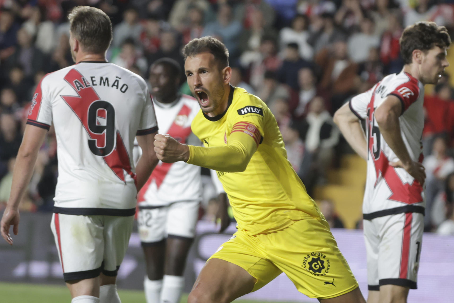 El delantero uruguayo del Girona Cristhian Stuani celebra su gol durante el partido de la jornada 35 de LaLiga EA Sports que disputaron Rayo Vallecano y Girona FC este lunes en el Estadio de Vallecas, en Madrid. EFE/ Juanjo Martín