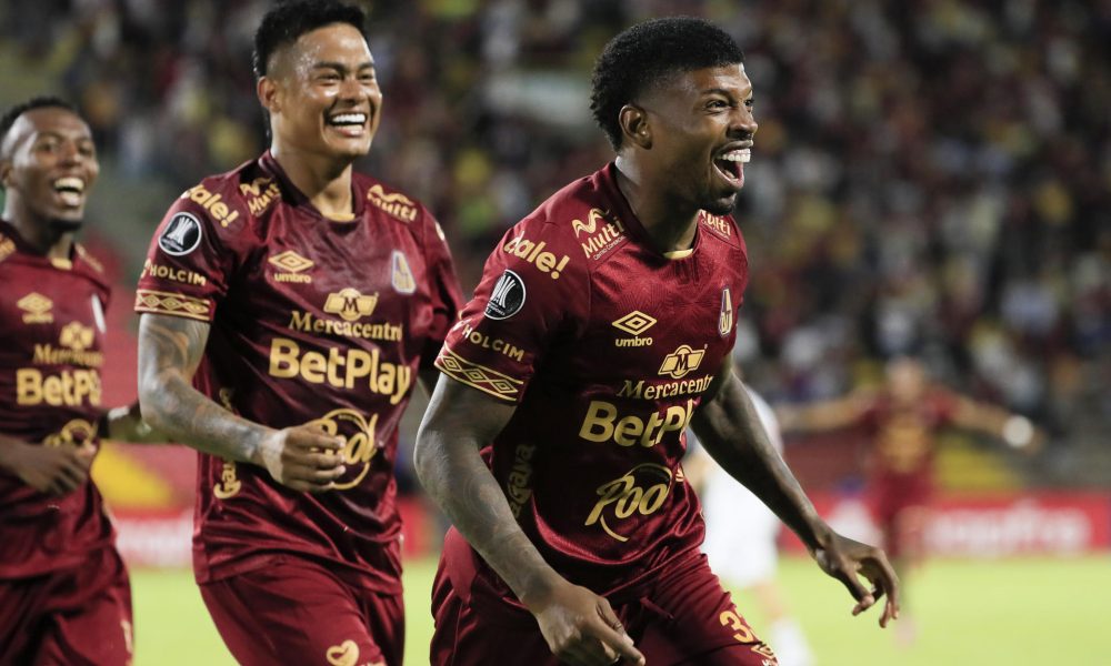 Jherson Mosquera, de Tolima, celebra un gol ante Nacional en partido de Copa Libertadores en el estadio Manuel Murillo Toro de Ibagué (Colombia). EFE/Carlos Ortega