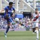 El central francés del Rayo Vallecano Florian Lejeune (d) trata de arrebatarle el balón al delantereo del Getafe Martín Sastriano, durante el partido que enfrentó a ambos equipo en el Coliseum, el domingo. EFE/ Kiko Huesca