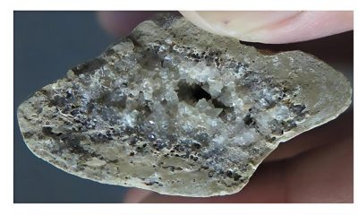 Imagen de los cristales que crecen en el interior de un hueso hallado en el yacimiento de Lingjing y que se utilizaron para datar el sitio y las herramientas encontradas en él en una glaciación de hace 146 000 años. Foto de Zhanyang Li.