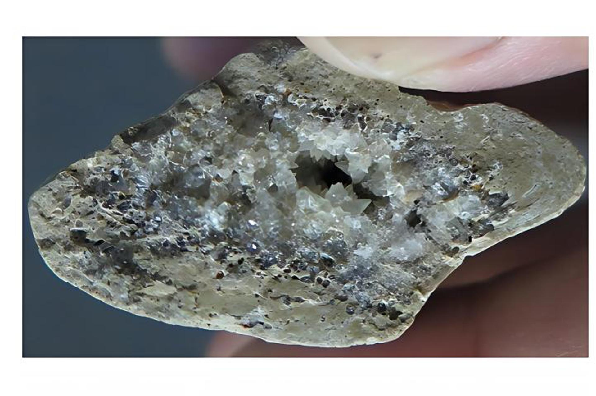Imagen de los cristales que crecen en el interior de un hueso hallado en el yacimiento de Lingjing y que se utilizaron para datar el sitio y las herramientas encontradas en él en una glaciación de hace 146 000 años. Foto de Zhanyang Li.