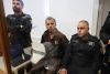 El activista brasileño Thiago Ávila (c), el pasado 3 de mayo a su llegada para asistir a su juicio por una extensión de prisión preventiva en el Tribunal de Magistrados de Ashkelon, en Israel, de donde fue liberado este sábado junto con el hispanopalestino Saif Abukeshek, ambos miembros de la Flotilla Global Sumud. EFE/EPA/ABIR SULTAN
