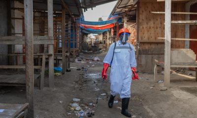 Un trabajador sanitario, con equipo de protección, fue captado este 23 de mayo al desinfectar los puestos de un mercado en Bunia (provincia de Ituri, República Democrática del Congo), para frenar la propagación del virus del ébola. EFE/STRINGER