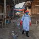 Un trabajador sanitario, con equipo de protección, fue captado este 23 de mayo al desinfectar los puestos de un mercado en Bunia (provincia de Ituri, República Democrática del Congo), para frenar la propagación del virus del ébola. EFE/STRINGER