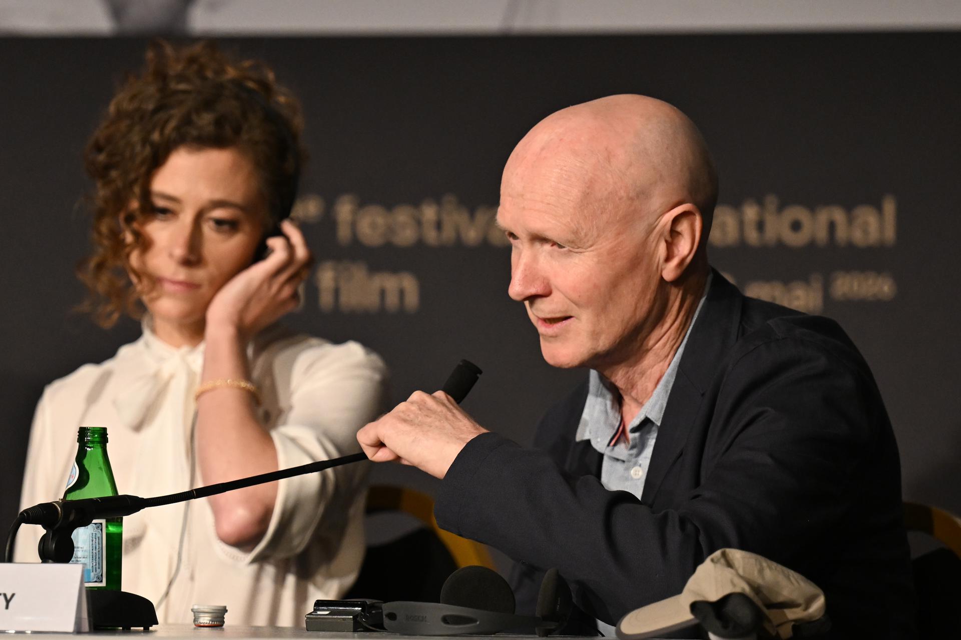Los miembros del jurado Laura Wandel (izquierda) y Paul Laverty asisten a la rueda de prensa del jurado de largometrajes durante el 79º Festival de Cine de Cannes, en Cannes, Francia, el 12 de mayo de 2026. El festival se celebra del 12 al 23 de mayo de 2026. (Cine, Francia) EFE/EPA/KATE GREEN/ POOL