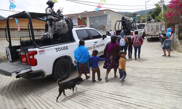 Pobladores salen de los lugares donde se encontraban resguardados en los alrededores zona donde ocurrió un enfrentamiento este martes, en Chilapa, estado Guerrero (México). EFE/José Luis de la Cruz