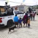 Pobladores salen de los lugares donde se encontraban resguardados en los alrededores zona donde ocurrió un enfrentamiento este martes, en Chilapa, estado Guerrero (México). EFE/José Luis de la Cruz