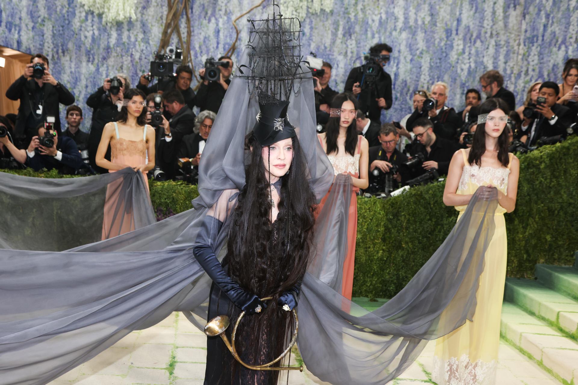 La cantante y compositora estadounidense Madonna (c) fue captada el pasado 5 de mayo, durante la alfombra blanca de la Gala MET 2026, en la entrada del Instituto del Traje del Museo de Arte Metropolitano de Nueva York, en Manhattan (NY, EE.UU.). EFE/Sarah Yenesel
