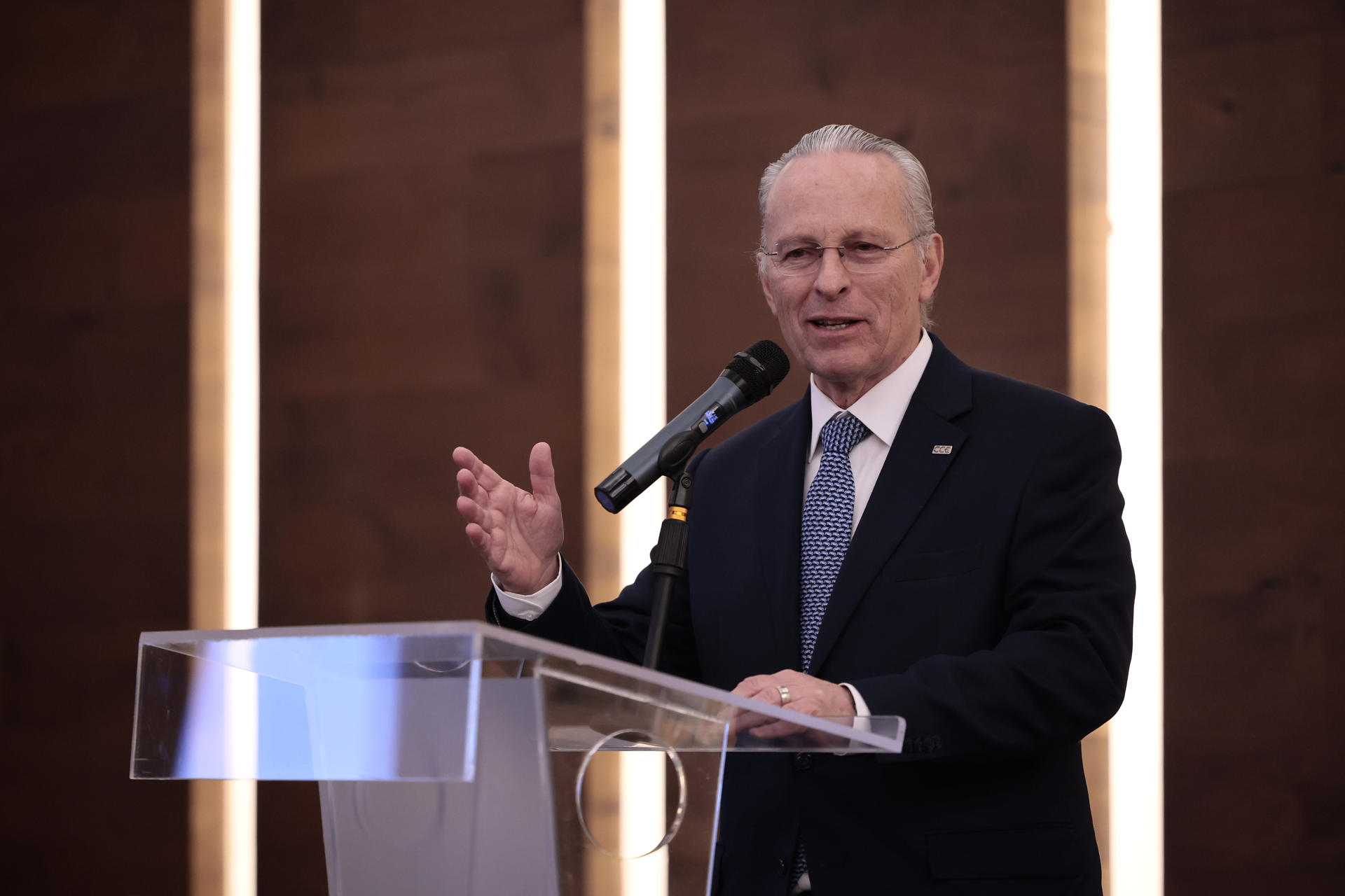 Fotografía de archivo del presidente del Consejo Coordinador Empresarial (CCE), José Medina Mora, hablando durante una conferencia de prensa en Ciudad de México (México). EFE/ José Méndez