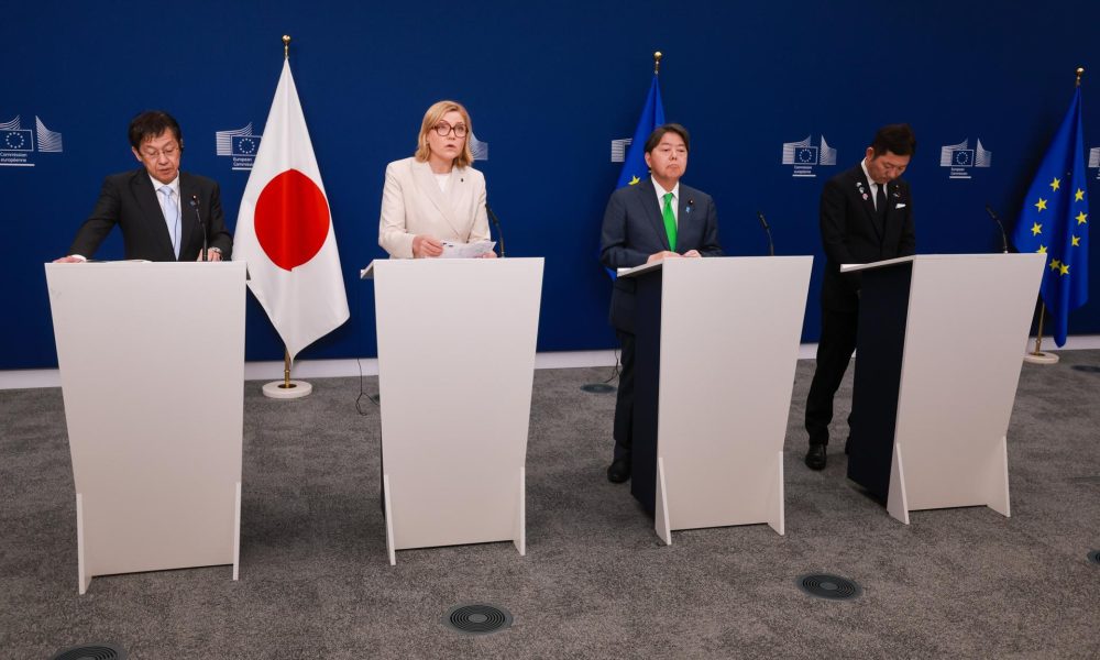 En la imagen, la vicepresidenta de la Comisión Europea encargada de la política Digital, Henna Virkkunen (2izda), el ministro de Transformación Digital Hisashi Matsumoto (izda), el de Asuntos Internos Yoshimasa Hayashi (2-dcha) y el viceministro parlamentario de Economía, Comercio e Industria Toshiyuki Ochi (dcha). EFE/EPA/OLIVIER HOSLET