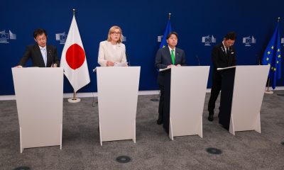 En la imagen, la vicepresidenta de la Comisión Europea encargada de la política Digital, Henna Virkkunen (2izda), el ministro de Transformación Digital Hisashi Matsumoto (izda), el de Asuntos Internos Yoshimasa Hayashi (2-dcha) y el viceministro parlamentario de Economía, Comercio e Industria Toshiyuki Ochi (dcha). EFE/EPA/OLIVIER HOSLET