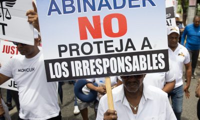 Sobrevivientes, familiares de víctimas y simpatizantes participan una marcha este domingo, para exigir una recalificación jurídica del caso que se le sigue a los hermanos Antonio y Maribel Espaillat por el colapso del techo de la discoteca Jet Set, en Santo Domingo (República Dominicana). EFE/ Orlando Barría