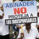 Sobrevivientes, familiares de víctimas y simpatizantes participan una marcha este domingo, para exigir una recalificación jurídica del caso que se le sigue a los hermanos Antonio y Maribel Espaillat por el colapso del techo de la discoteca Jet Set, en Santo Domingo (República Dominicana). EFE/ Orlando Barría