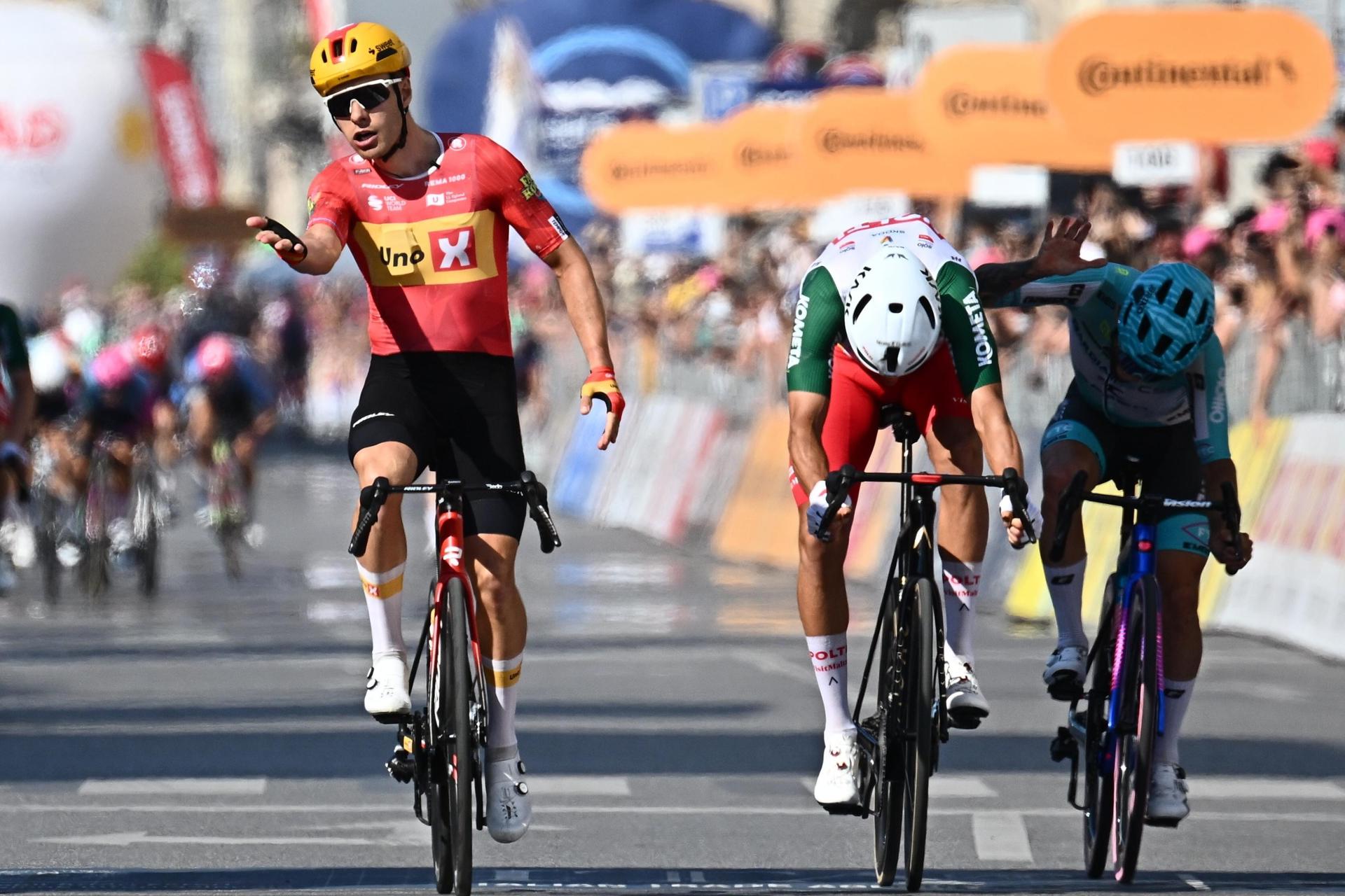 El ciclista noruego Fredrik Dversnes (Uno-X) tras en la decimoquinta etapa del Giro de Italia, de 157 kilómetros, disputada entre las localidades de Voghera y Milán.EFE/EPA/LUCA ZENNARO
