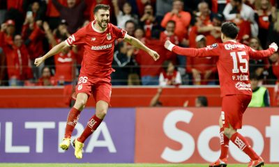 Joao Dias (i) y Pavel Pérez del Toluca celebran un gol este miércoles, durante un partido de la semifinal de la Copa de Campeones Concacaf en el estadio Nemesio Diez en Toluca (México). EFE/Felipe Gutiérrez