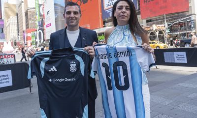 El director comercial de la Asociación de Fútbol Argentino (AFA), Leandro Petersen, posa junto a la directora de comunicaciones de Google para Hispanoamérica, Flor Sabatini, durante un acto en Nueva York (Estados Unidos). EFE/ Ángel Colmenares