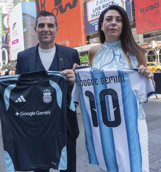 El director comercial de la Asociación de Fútbol Argentino (AFA), Leandro Petersen, posa junto a la directora de comunicaciones de Google para Hispanoamérica, Flor Sabatini, durante un acto en Nueva York (Estados Unidos). EFE/ Ángel Colmenares