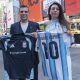 El director comercial de la Asociación de Fútbol Argentino (AFA), Leandro Petersen, posa junto a la directora de comunicaciones de Google para Hispanoamérica, Flor Sabatini, durante un acto en Nueva York (Estados Unidos). EFE/ Ángel Colmenares