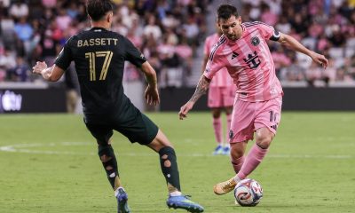 Lionel Messi, del Inter Miami (d), en acción contra el centrocampista del Portland Timbers Cole Bassett durante el partido de la MLS entre Inter Miami y Portland Timbers en el Nu Stadium en Miami, Florida (EE.UU.). EFE/CRISTOBAL HERRERA-ULASHKEVICH