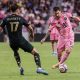 Lionel Messi, del Inter Miami (d), en acción contra el centrocampista del Portland Timbers Cole Bassett durante el partido de la MLS entre Inter Miami y Portland Timbers en el Nu Stadium en Miami, Florida (EE.UU.). EFE/CRISTOBAL HERRERA-ULASHKEVICH
