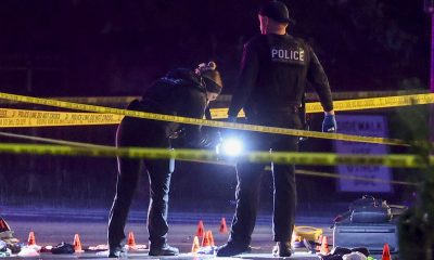 Agentes de policía fueron captados este 23 de mayo al inspeccionar la escena de un tiroteo cerca del complejo de la Casa Blanca, en la calle 17 y la avenida Pennsylvania NW, en Washington DC (EE.UU.). EFE/Jim Lo Scalzo