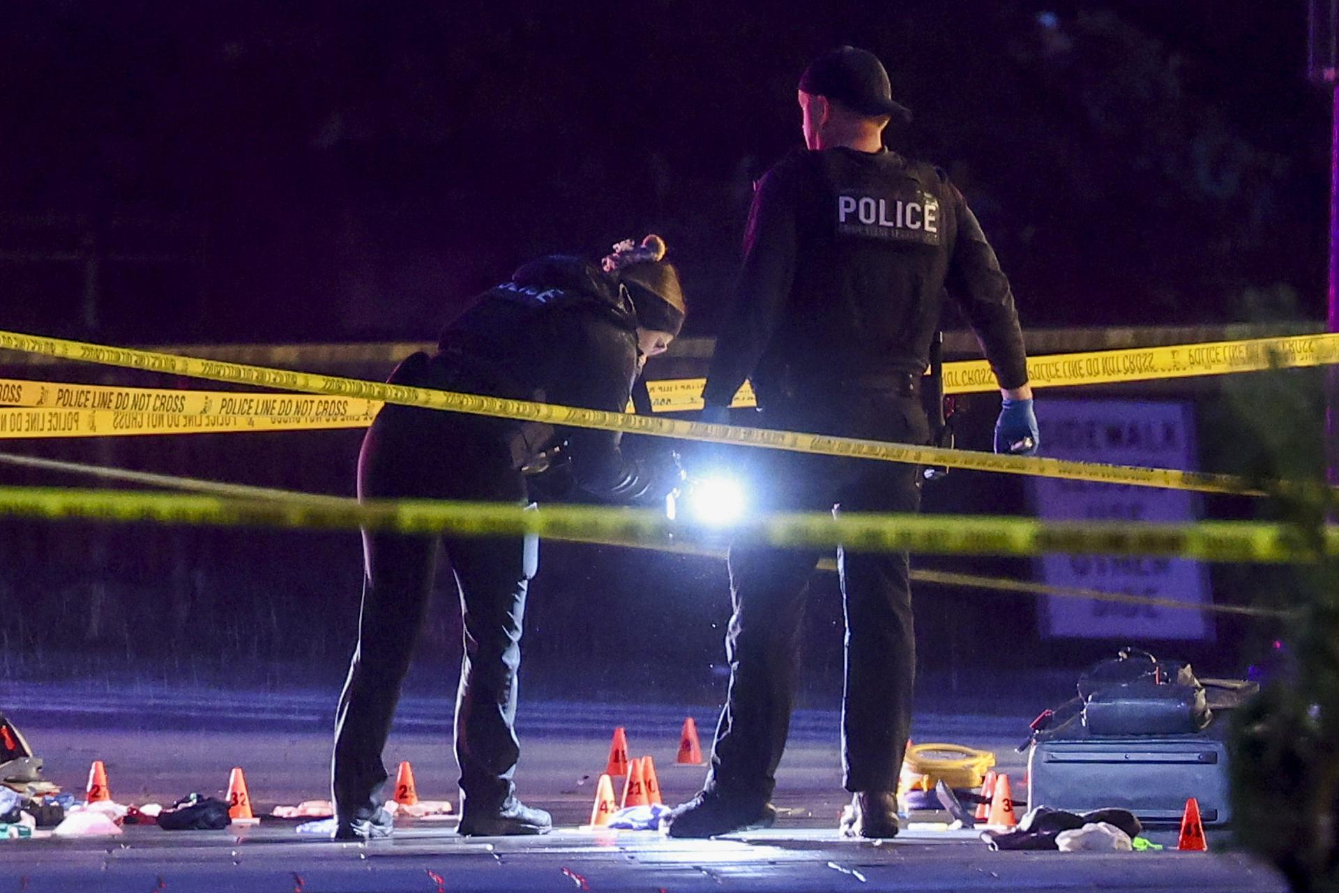 Agentes de policía fueron captados este 23 de mayo al inspeccionar la escena de un tiroteo cerca del complejo de la Casa Blanca, en la calle 17 y la avenida Pennsylvania NW, en Washington DC (EE.UU.). EFE/Jim Lo Scalzo