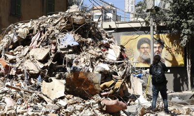 Una mujer pasea por un edificio parcialmente dañado objetivo de un ataque israelí en el barrio de Haret Hreik, suburbio sur de Beirut, Líbano, 07 de mayo de 2026.EFE/EPA/STRINGER