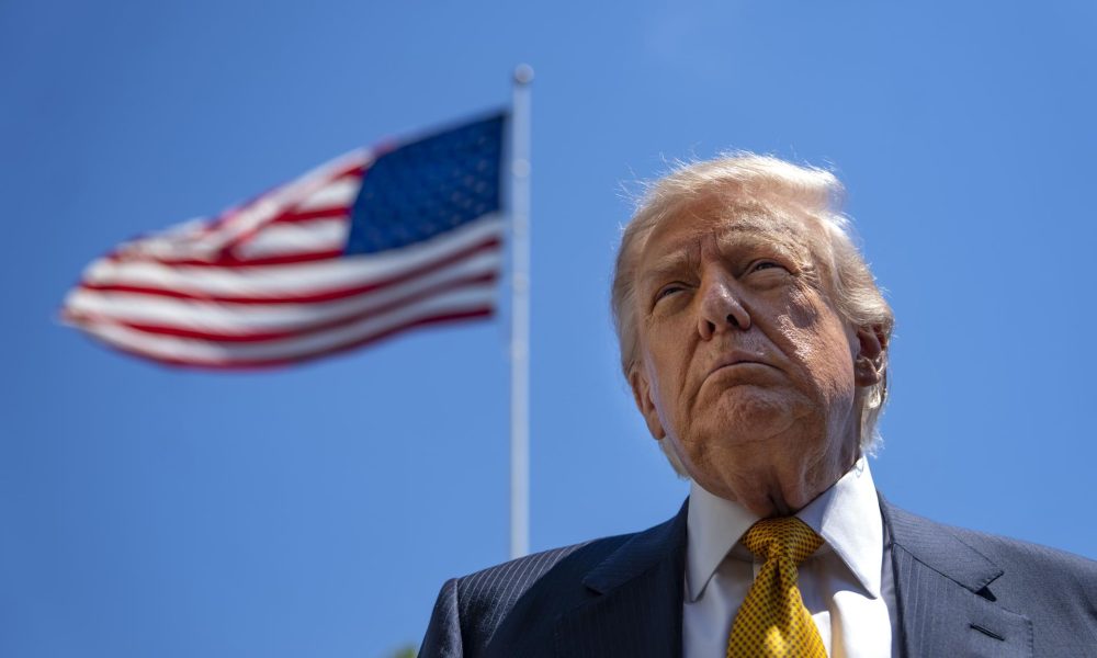 WASHINGTON (Estados Unidos), 12/05/2026.- El presidente de Estados Unidos, Donald Trump, habla con la prensa antes de partir de la Casa Blanca rumbo a China, en Washington, D.C., EE. UU., el 12 de mayo de 2026. 
EFE/EPA/BONNIE CASH / POOL