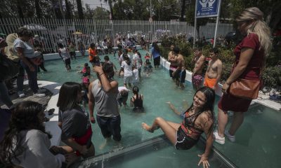 Familias abarrotan las albercas de los parques públicos dado el fuerte calor en Ciudad de México (México). Imagen de archivo. EFE/ Isaac Esquivel