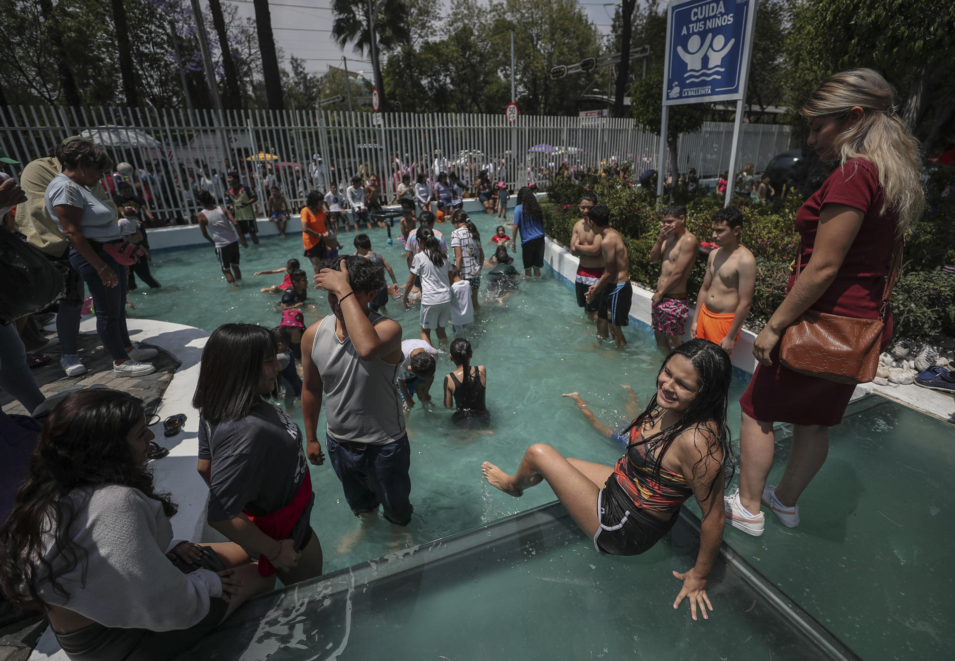 Familias abarrotan las albercas de los parques públicos dado el fuerte calor en Ciudad de México (México). Imagen de archivo. EFE/ Isaac Esquivel
