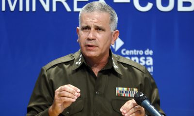 El jefe de Identificación, Inmigración y Extranjería del Ministerio de Interior, (Minint), el primer coronel Mario Méndez, habla durante una rueda de prensa este martes, en La Habana (Cuba). EFE/ Ernesto Mastrascusa