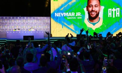 Personas celebran el llamado del futbolista Neymar para el Mundial 2026, tras más de dos años y medio ausente de la Canarinha, por parte del seleccionador de Brasil, el italiano Carlo Ancelotti (i). EFE/ Andre Coelho