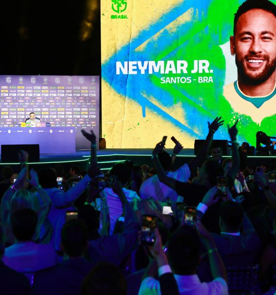 Personas celebran el llamado del futbolista Neymar para el Mundial 2026, tras más de dos años y medio ausente de la Canarinha, por parte del seleccionador de Brasil, el italiano Carlo Ancelotti (i). EFE/ Andre Coelho