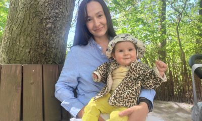 La ucraniana Irina Farion, viuda de 40 años, junto a su hija Oleksandra, nacida casi tres años después de la muerte del padre de la niña en la defensa contra Rusia. EFE/Rostyslav Averchuk