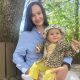 La ucraniana Irina Farion, viuda de 40 años, junto a su hija Oleksandra, nacida casi tres años después de la muerte del padre de la niña en la defensa contra Rusia. EFE/Rostyslav Averchuk