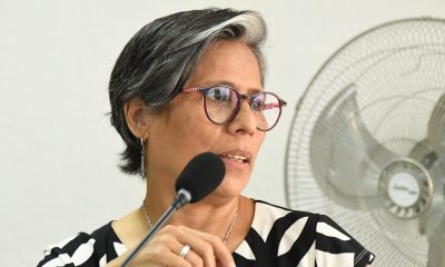 La abogada Claudia González habla en una audiencia en la que enfrenta el debate oral y público en su contra por supuesto abuso de autoridad este martes, en el Tribunal Séptimo Penal, en Ciudad de Guatemala (Guatemala). EFE/ Alex Cruz