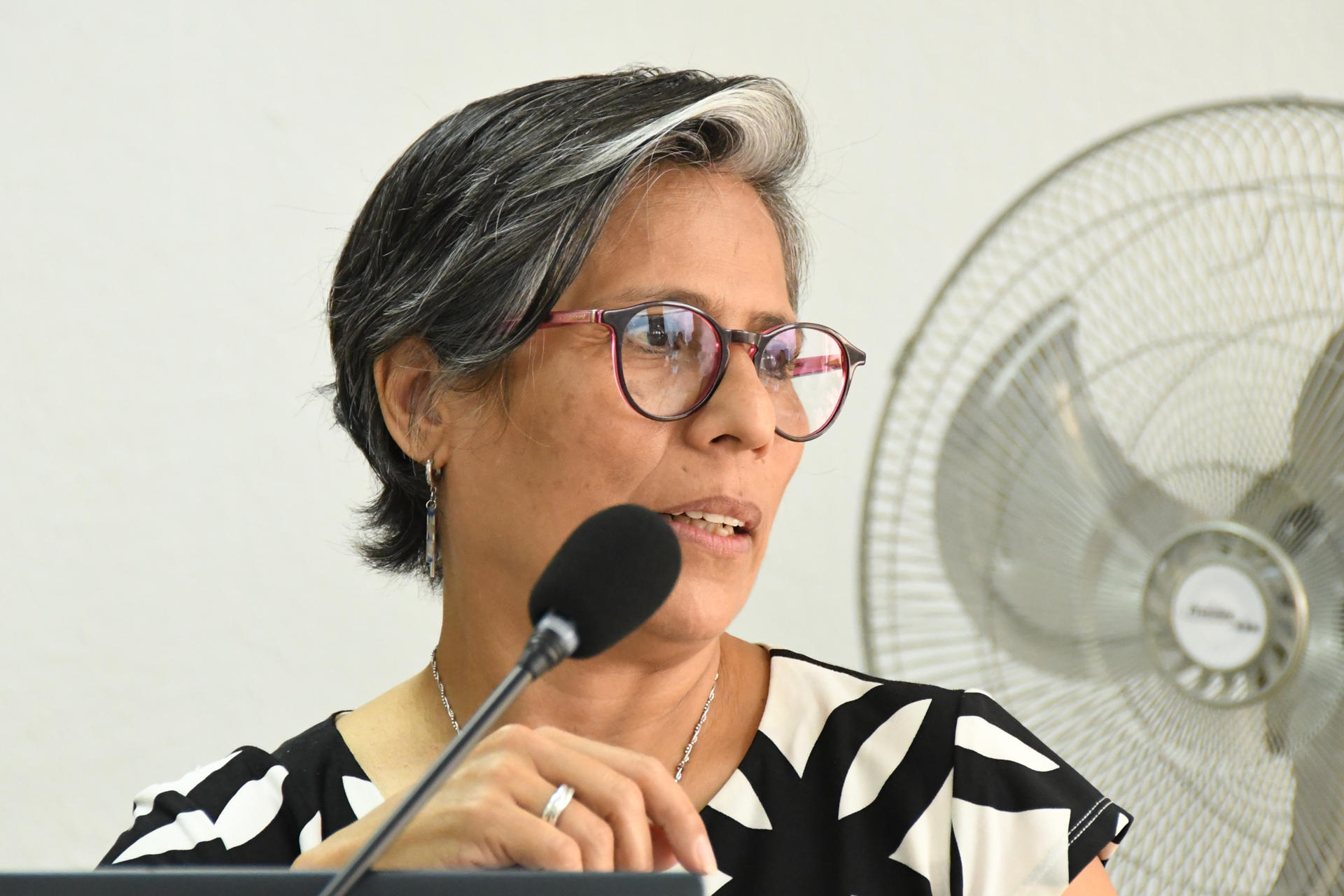 La abogada Claudia González habla en una audiencia en la que enfrenta el debate oral y público en su contra por supuesto abuso de autoridad este martes, en el Tribunal Séptimo Penal, en Ciudad de Guatemala (Guatemala). EFE/ Alex Cruz